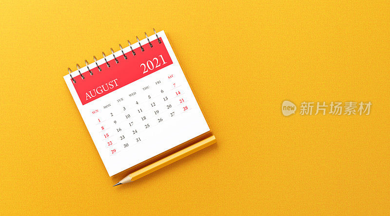 2021 Ring Binder August Calendar和黄色铅笔在黄色背景